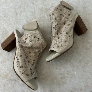 L' Artiste by Spring Step "Fab" Cream Leather Ankle Wrap Open Toe Shootie 37M